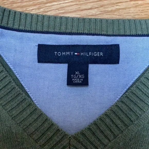 Tommy Hilfiger sweater - Picture 2 of 4